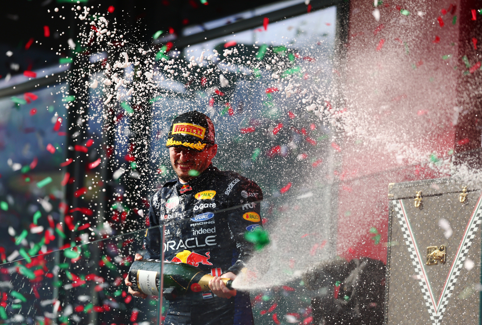 SMALL_Oracle Red Bull Racing 車手Max Verstappen以第二名完成2026年F1匈牙利大獎賽，在頒獎台上噴灑香檳慶祝，連續兩站站上頒獎台。（Red Bull提供）